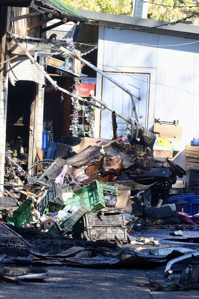 Pożar bazarku w Warszawie. Całkowicie spłonęło 12 budek sprzedażowych. "Przyczyny nie są znane"