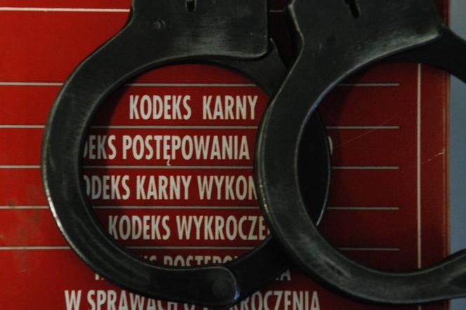 Leżajsk: Wdarli się do mieszkania wynajmowanego przez 26-latka. Przyłożyli jego partnerce rozbitą butelkę do szyi