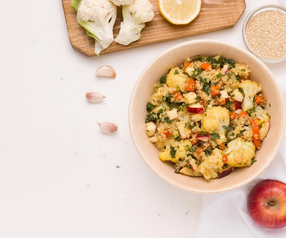 Sycąca sałatka z ryżem i kalafiorem. Zachwyć się bogactwem aromatów