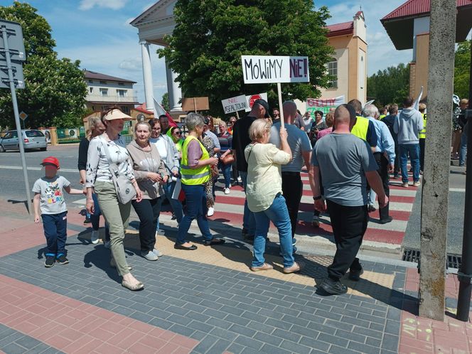 Mieszkańcy protestują: nie damy zabić się asfaltem. „Boję się o życie swojego półrocznego synka”