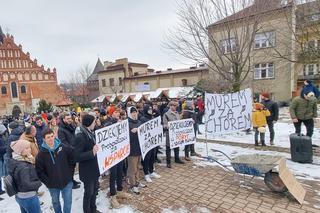Protesty przed plebanią w Bochni. Parafianie chcieli wywieźć proboszcza na taczce