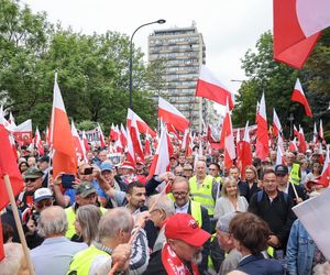 Zwolennicy Karola Nawrockiego pod Sejmem 6.08.2025