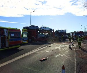 Wypadek na autostradzie A4. Laweta zderzyła się z ciężarówką. Ogromne utrudnienia