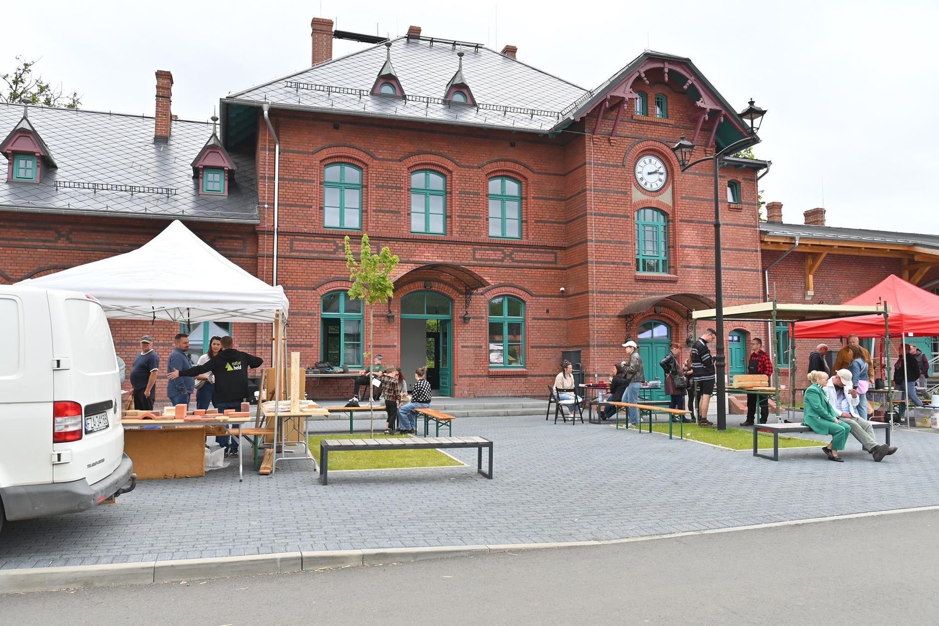 Dworzec w Leśnej po remoncie 