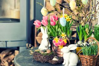 Prosty stroik wielkanocny z tulipanami i hiacyntami oraz figurkami króliczków.