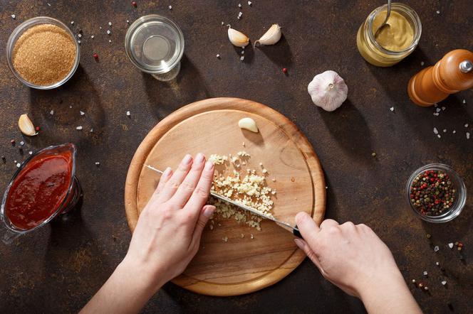 Skrzydełka pieczone w pomidorowo-czosnkowej marynacie: instrukcja krok po kroku