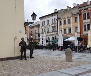 Służby na tarnowskim rynku