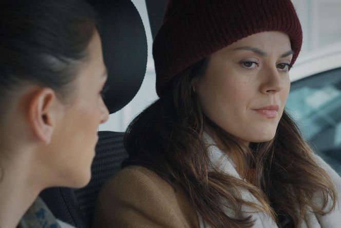 M jak miłość odcinek 1871 ostatni - finał sezonu. Kasia (Paulina Lasota), laborantka Anna Sokołowska (Katarzyna Russ) 