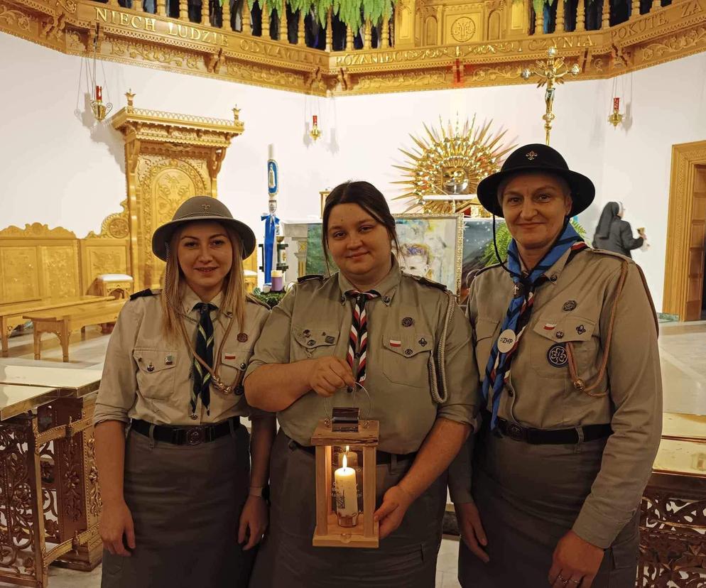 Betlejemskiemu Światłu Pokoju towarzyszy hasło „Czyńmy Pokój”.
