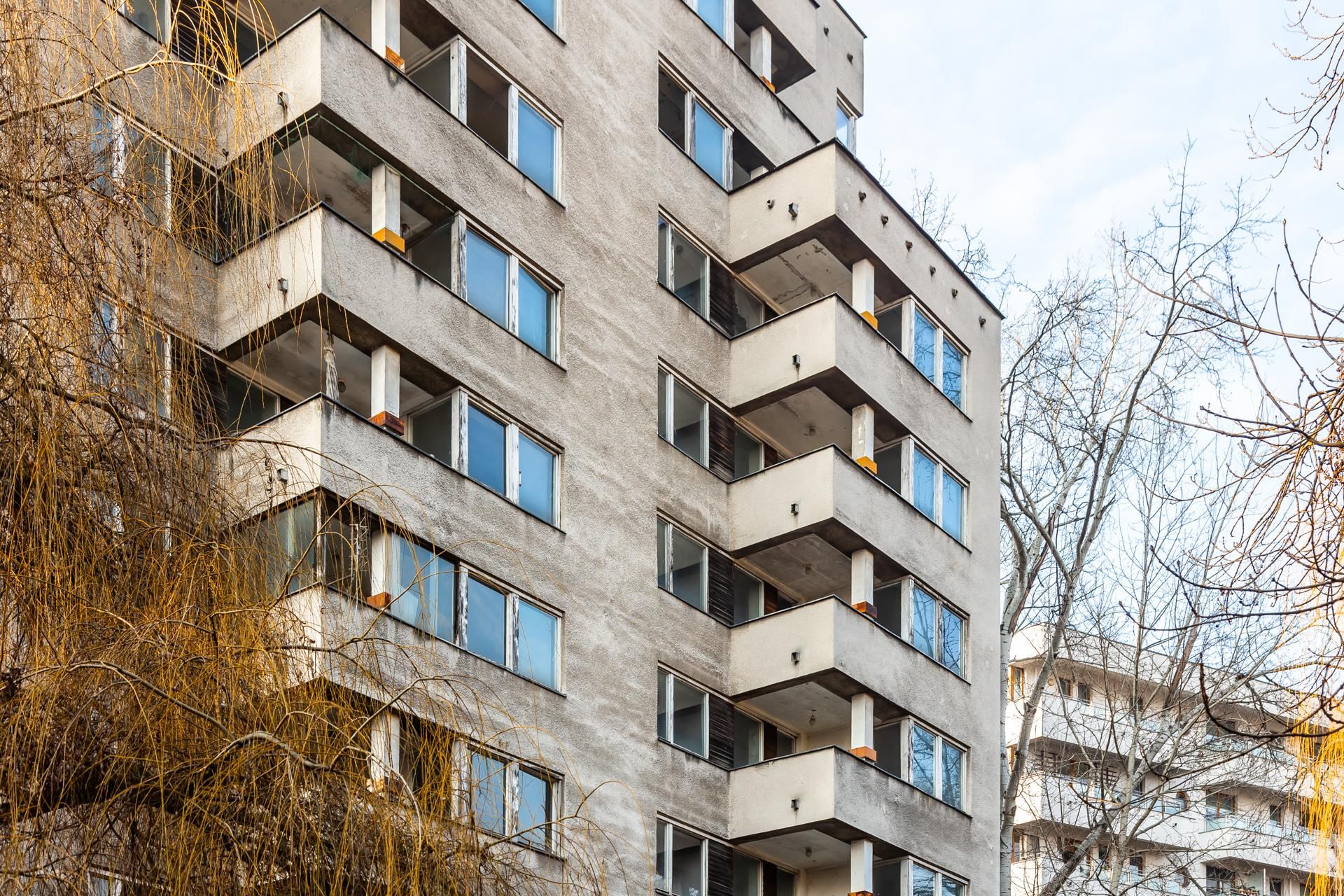 Szpiegowo, blok na Sobieskiego 100 w Warszawie