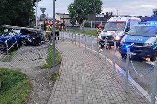 Nowy Sącz. Tak wygląda osobówka po ścięciu słupa. To cud, że kierowca przeżył