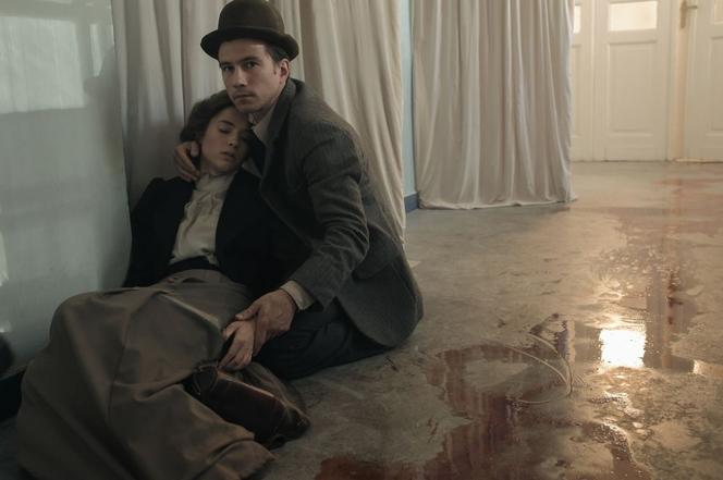 Polowanie na ćmy, odc. 5. Yvette (Sonia Mietielica), Marcel (Piotr Nerlewski)