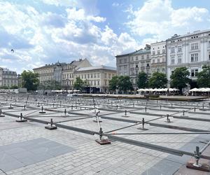Kontrowersyjna budowa na Rynku Głównym w Krakowie. Mieszkańcy podzieleni