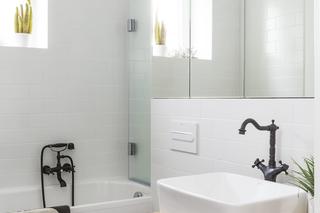 Czarne baterie w łazience – stare z nowym