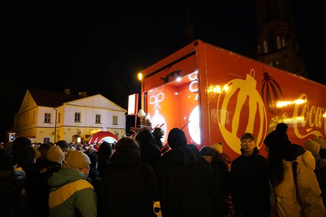 Ciężarówka Coca-cola w Białymstoku! Świąteczna atrakcja przyciągnęła tłumy mieszkańców na Rynek Kościuszki