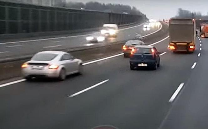Groźne zdarzenie na autostradzie A4. Samochód zahaczył o audi i dachował 