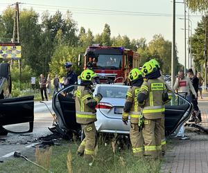 Potworna czołówka pod Legionowem. Roztrzaskane auto dachowało, są ranni