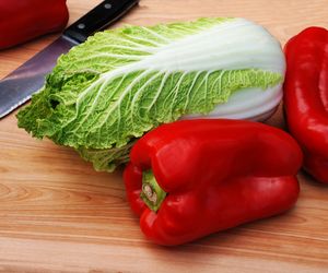 Sałatka z kapusty pekińskiej z papryką i kukurydzą [przepis]