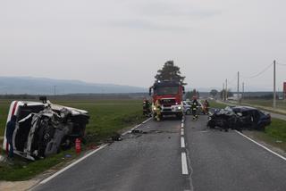 Groźny wypadek na Podhalu. Autobus w rowie po zderzeniu z osobówką