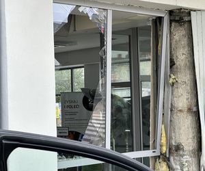 Auto wbiło się w budynek Instytutu Lotnictwa