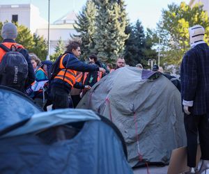 Ostatnie Pokolenie rozbiło namioty przed Sejmem. Domagają się prac nad ustawą o transporcie publicznym