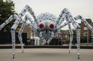 Gigantyczny pająk z butelek w Lublinie. Co skrywa recyklingowa bestia?