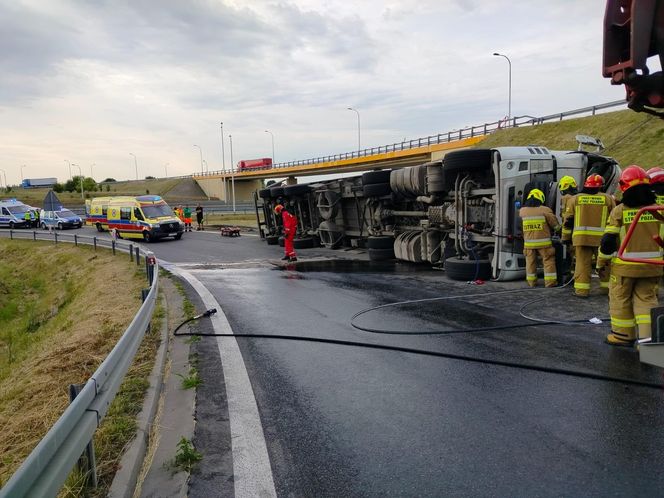 Wypadek w Elizówce. Kierowca był zakleszczony w pojeździe