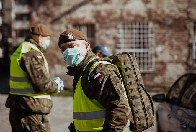 Terytorialsi pomagają policjantom w patrolowaniu miasta. Cel - walka z koronawirusem