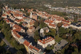 To świętokrzyskie miasto zachwyca nie tylko rynkiem, ale też Zamkiem Królewskim i Bramą Opatowską