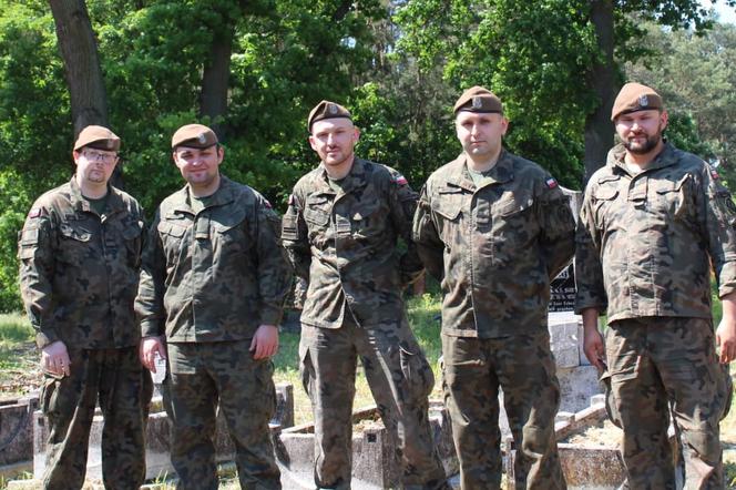 Żołnierze WOT na cmentarzu w Toporzysku