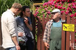 Barwy szczęścia odcinek 1370. Bartek (Bartosz Gelner), Łukasz Sadowski (Michał Rolnicki), Leon Małkowski (Włodzimierz Matuszak)