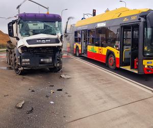 Betoniarka roztrzaskała się o autobus miejski na Siekierkach. Pasażerka komunikacji miejskiej wylądowała w szpitalu