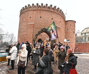 Wojownicy Maryi w pokutnej procesji różańcowej