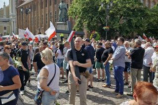 Marsz Milczenia dla Klaudii w Toruniu. „Niech nasza cisza przemówi głośniej niż słowa” [RELACJA NA ŻYWO]