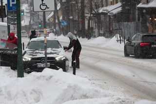 Zakopane pod śniegiem. Miasto ma problem z opadami