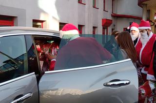 Święty Mikołaj zamienił sanie i renifery na czerwone Ferrari. Dzieciaki z chorzowskiego szpitala zachwycone [ZDJĘCIA]