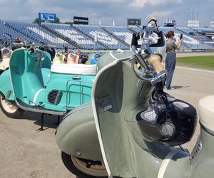 Osy kręciły kółka na stadionie żużlowym w Lesznie. Ogólnopolski zlot skuterów Osa Osieczna-Leszno 
