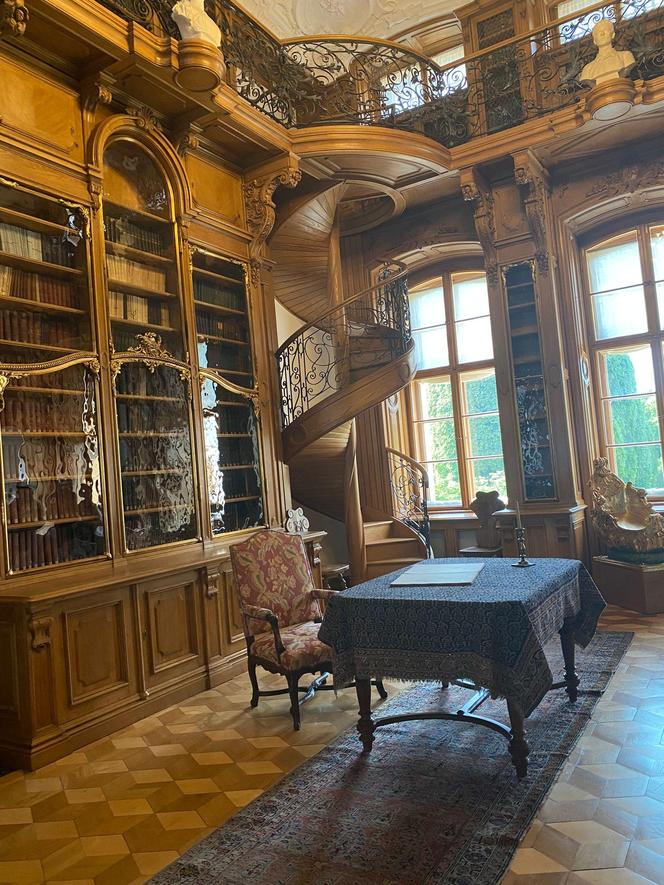 Pałac w Rogalinie zachwyca turystów. Znajduje się 20 kilometrów od Poznania 