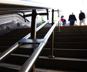 Uszkodzona poręcz metro Centrum Nauki Kopernik