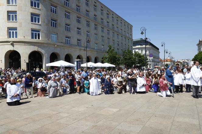 Ulicami przeszła centralna procesja Bożego Ciała. Wystrój ołtarzy nawiązuje do hasła „Wierzę w Kościół Chrystusowy”