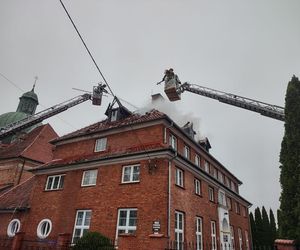 Pożar klasztoru redemptorystów w Braniewie! Na miejscu 10 zastępów straży pożarnej [ZDJĘCIA]