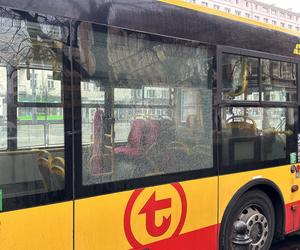 Dramat w centrum stolicy. Ktoś ostrzelał autobusy i tramwaj. Trwają poszukiwania sprawcy