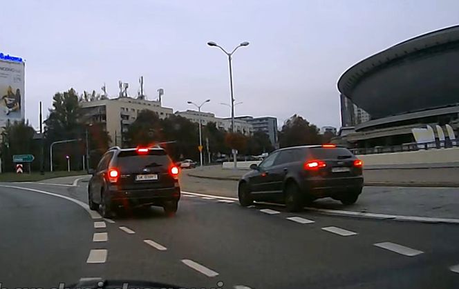 Niebezpieczny rajd kierowcy na rondzie w Katowicach