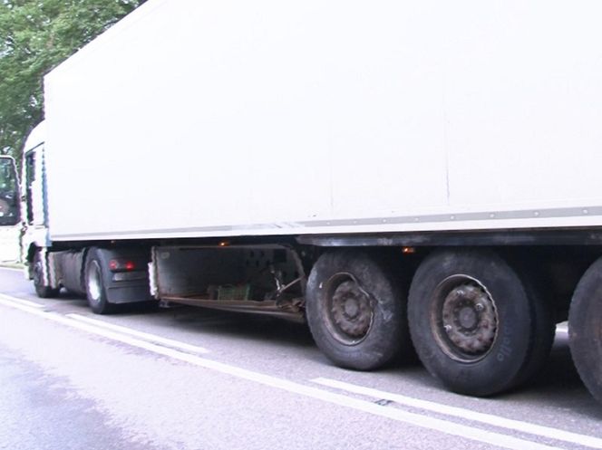 Ciężarówka staranowała dwa samochody. 60-latka nie miała szans