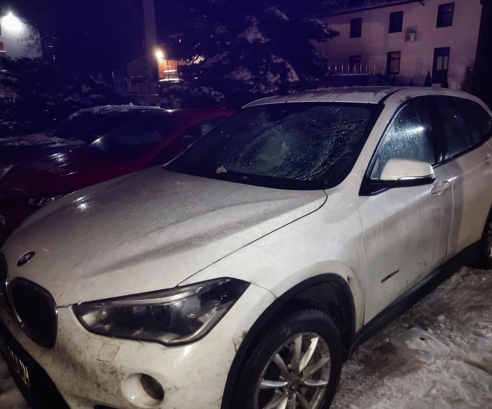 Spadające sople uszkodziły auto przy Bankowej w Starachowicach