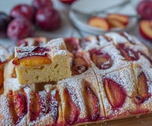 Babcine ciasto ze śliwkami: smak dzieciństwa, który wraca co lato