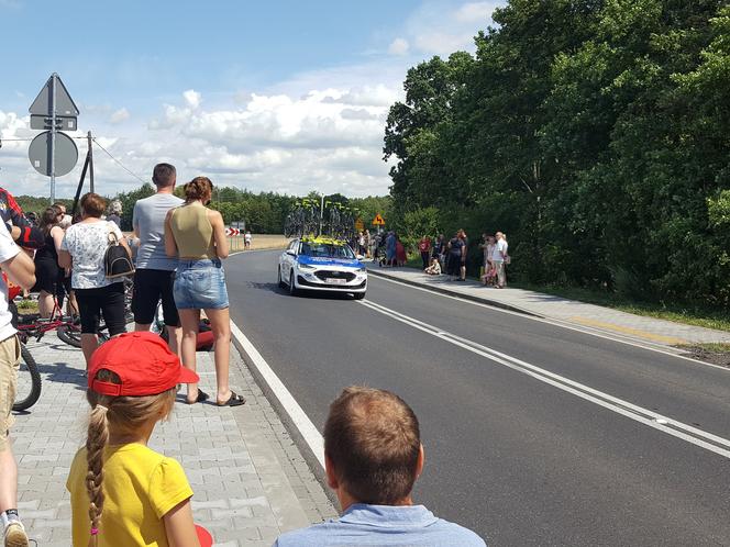 W Henrykowie koło Leszna kibice czekają na kolarzy 80. Tour de Pologne 