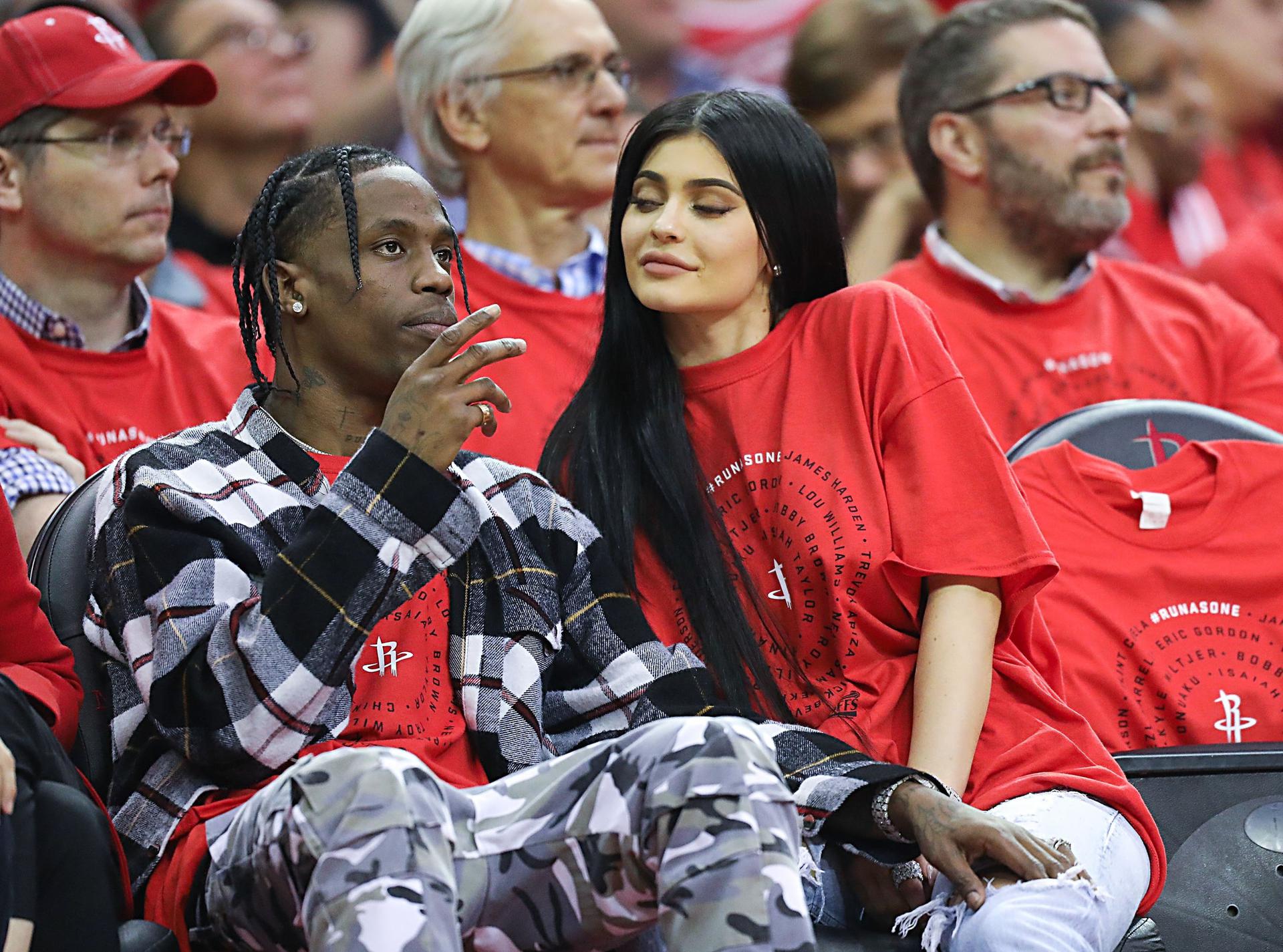 Kylie Jenner: Travis Scott zdradzał ją z różnymi kobietami, gdy zaszła w  ciążę! 