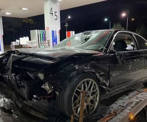 Wypadek na autostradzie A4. Samochód zderzył się z nieoświetloną przyczepką