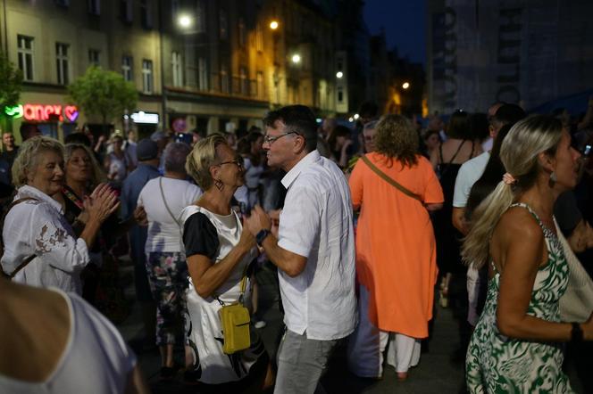 Potańcówka przed Teatrem Śląskim w Katowicach